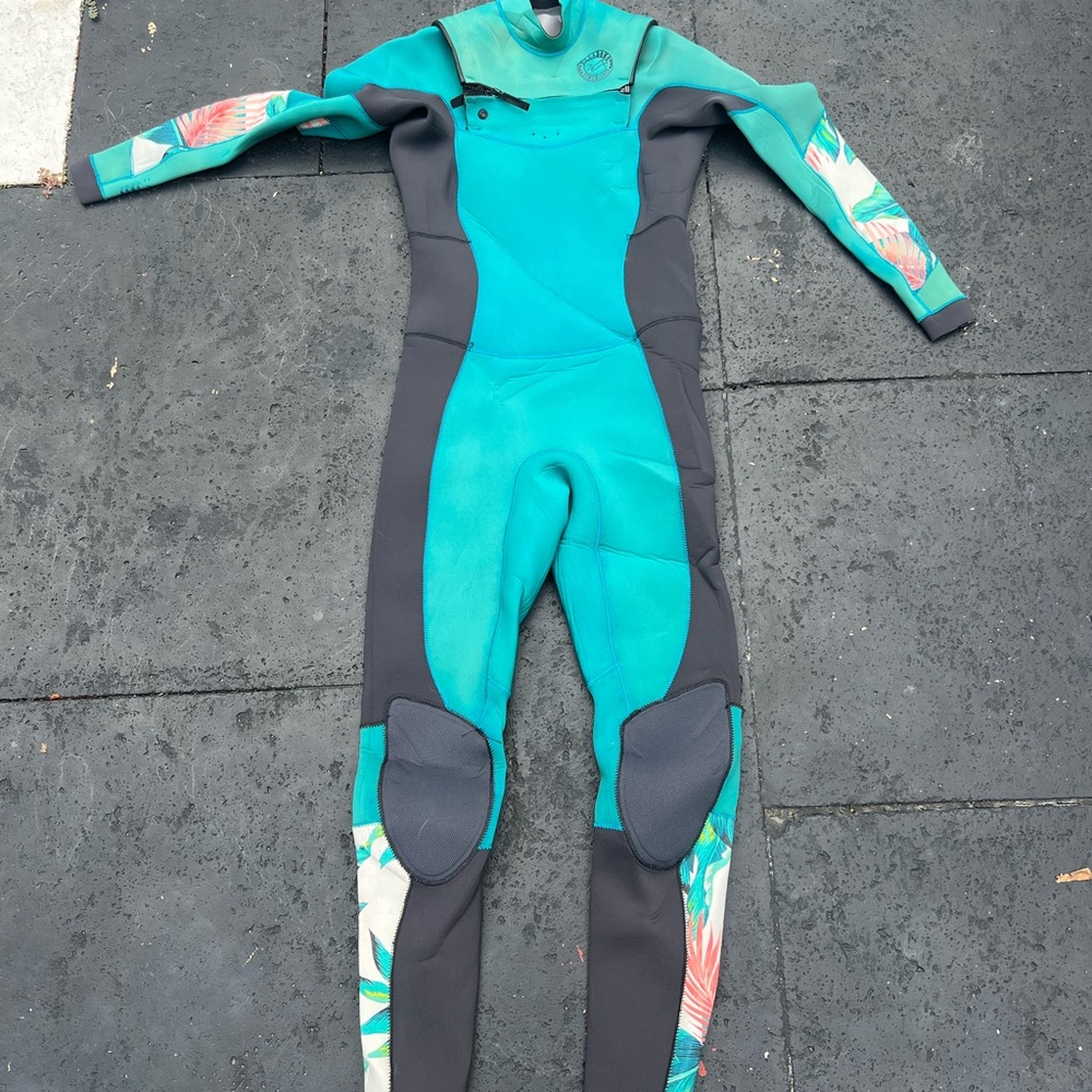 Billabong women’s 3/2mm wetsuit, only used in fresh water a dozen times. Size 4
